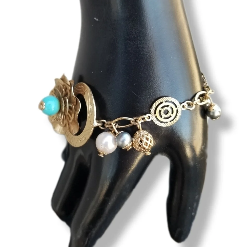 GOLDTONE FLORAL DESIGN & FAUX PEARL CHAIN BRACELET